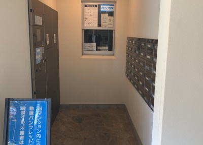 【設備】 | ミオカステーロ町田 | エントランス付近に設置されている集合ポストは、住んでいる部屋と離れているため、ポストをあさるなど誰かに何かされていても被害に気づきにくいです。入居する時には他人に特定されにくい番号で鍵をかけましょう！