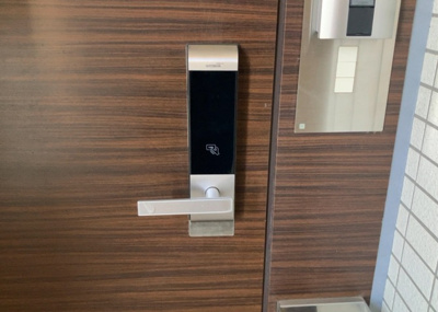 【防犯設備】 | ミオカステーロ町田 | 当然のことではありますが、オートロックやセンサーライト、ホームセキュリティーなどの防犯設備があれば、小さいお子様がいるご家庭も安心ですよね！まず物件購入の際は、防犯設備もチェックするようにしましょう。