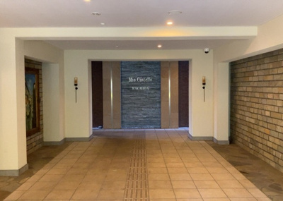 【ロビー】 | ミオカステーロ町田 | ロビーというと、エントランスと何がちがうの？と思いますよね。実はロビーとエントランスには明確な決まりはありません。物件によっては、エントランスを入って広がるある程度の広さのある空間がロビーとなります。