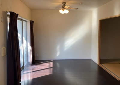 【ダイニング】 | ミオカステーロ町田 | ダイニングは、食事や家族の団らんスペースとしてだけではなく、ほかの用途としても使用することができます。ダイニングテーブルを置き、食事のためのスペースを作ることでリビングとの差別化を図ることができます。