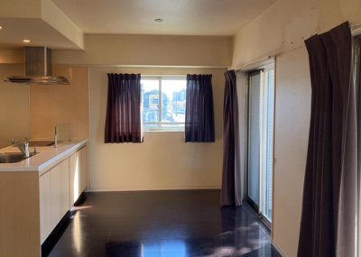 【居間・リビング】 | ミオカステーロ町田 | 直線タイプはLとDKを一直線に並べた形で対面キッチンのタイプです。一般的なのでよく見かけるかもしれません。直線タイプに似た直接アイランドタイプは、キッチンとダイニングの間に壁がない分広く感じられます。