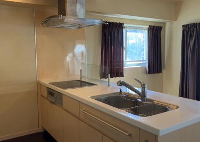 【キッチン】 | ミオカステーロ町田 | 標準的なシステムキッチンの横幅は、165cm～300cm程度です。2100・2400・2550・2700などミリ単位で表記されます。普段どのように料理をするのかを想定しながら合ったサイズを選びましょう