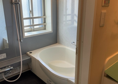 【浴室】 | ミオカステーロ町田 | 入浴時の快適さも大事なことですが、綺麗な状態を維持できなければ気持ちよく入浴できません。毎日の掃除が楽という点は大事なポイントになります！カビが生えにくく掃除がしやすい、壁や浴槽を選ぶといいでしょう。