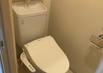 【トイレ】 | ミオカステーロ町田 | トイレは大きさや形、機能、抗菌性などが異なる多種多彩なタイプが各メーカーから出ています。それぞれに良さがあるため、事前にどういったタイプのトイレがいいのかをご家庭内で決めて、内見に行くといいでしょう。