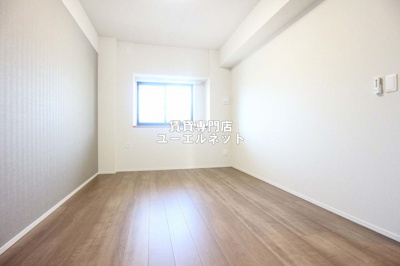 【寝室】 | カーサマリーナモンテカルロ | 明るく開放感のある居室で、自分だけのくつろぎ空間を。