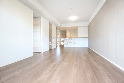 【居間・リビング】 | カーサマリーナモンテカルロ | ゆったりとくつろげる、落ち着きのある居室空間です