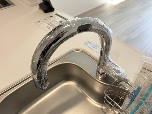 練馬区平和台3丁目 全3棟 2号棟のキッチン|衛生的にお料理ができるタッチレス水栓
水栓に触れなくてもセンサーに手をかざすだけで吐水／止水ができます(2号棟)