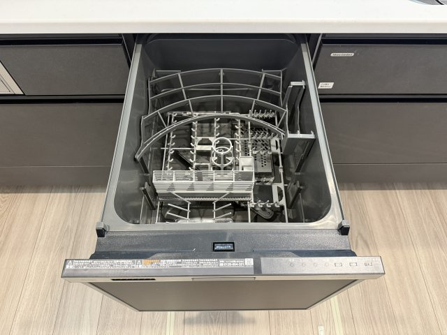 練馬区平和台3丁目 全3棟 2号棟のキッチン|食後の片づけに便利な食器洗乾燥機が標準装備です 時間が有効活用でき、節水にもなります(2号棟)