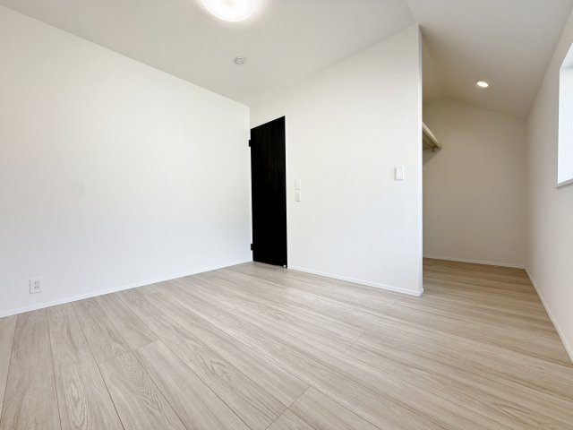 練馬区平和台3丁目 全3棟 2号棟の洋室|2階5.25帖洋室はウォークインクローゼット付きです(2号棟)