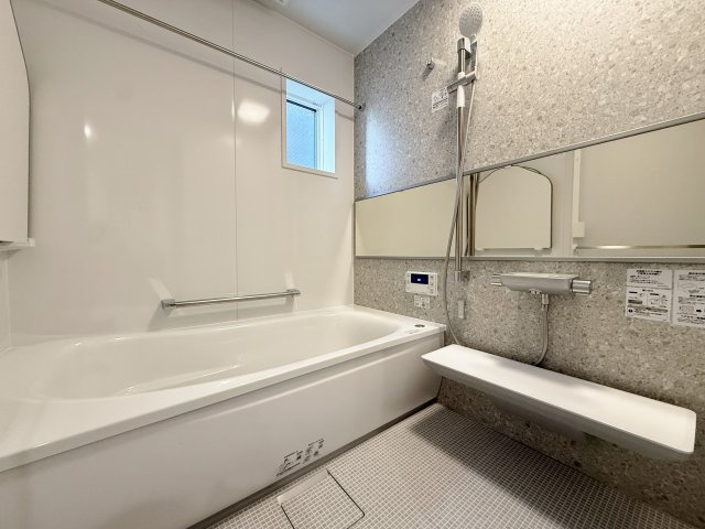 練馬区平和台3丁目 全3棟 2号棟の浴室|一坪タイプの浴室は雨の日のお洗濯や寒い冬場の入浴に便利な浴室換気乾燥機付きです(2号棟)