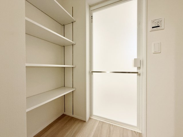 練馬区平和台3丁目 全3棟 2号棟の独立洗面台|洗面室にはリネンや着替えのストックに便利な可動棚を設けてます(2号棟)
