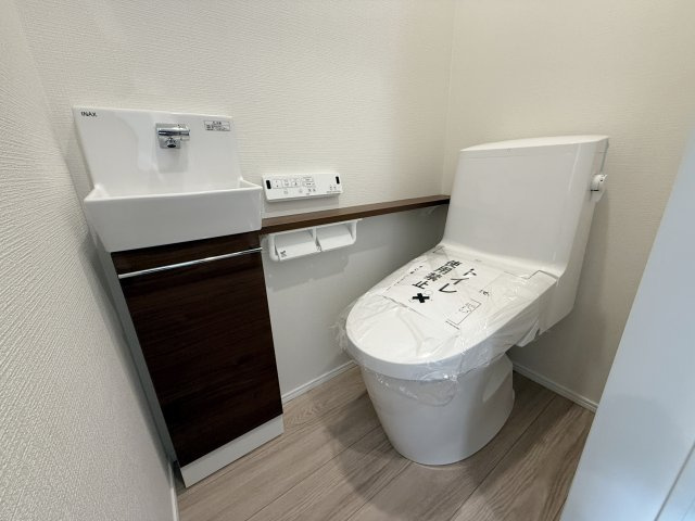 練馬区平和台3丁目 全3棟 2号棟のトイレ|トイレは2ヶ所設置　手洗いカウンター付きです(2号棟)