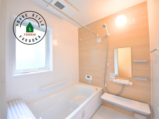 福岡市西区小戸3丁目第1-3棟（2号棟）　の内観：施工例|ウ窓もあるので換気も安心ですね。同社仕様。1日の疲れを癒してくれる広々バスルーム。雨の日のお洗濯にも大活躍な浴室乾燥機付です！