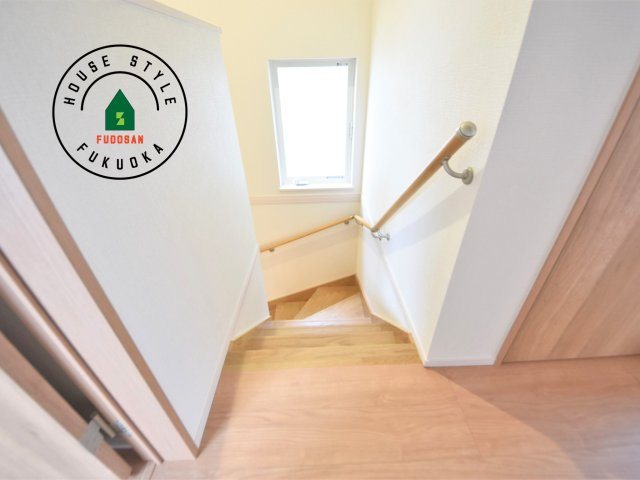 福岡市西区小戸3丁目第1-3棟（2号棟）　の内観：施工例|階段からも明るい光が入ります。採光や通風も階段の重要な役割です。