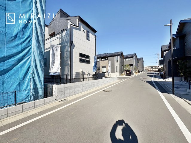 【外観】 | 運転が不安な方も安心な前面道路、きちんと幅員のある道路は女性にも安心です。整備されている道路は気持ちも良いですね♪
