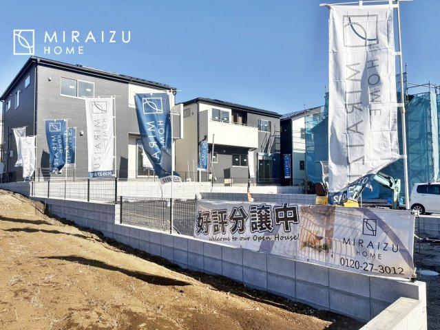 【前面道路含む現地写真】 | お車の運転に自信のない方でも安心かなと思います。とても解放感があり、日当たりも気持ちよさそうです。

