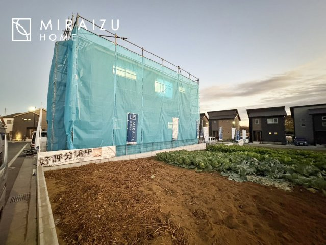 【周辺】 | 通勤や家族の送迎など、毎日の生活にマイカーが欠かせない方にとって駐車場は大事な条件。敷地内にカースペースがあれば、お出かけやお買い物の際の搬入出も楽々です。
