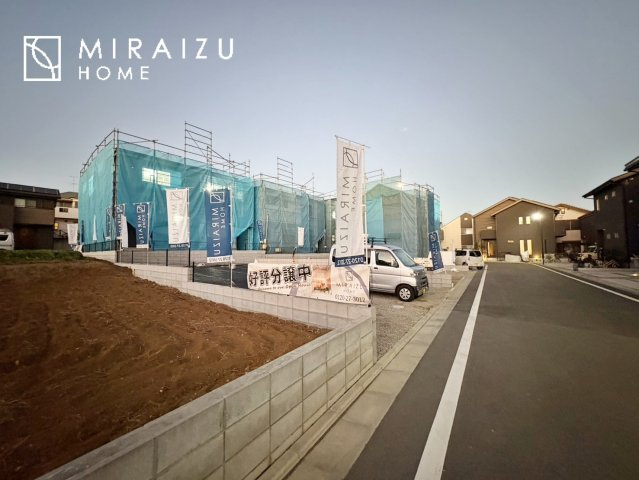 【外観】 | 通勤や家族の送迎など、毎日の生活にマイカーが欠かせない方にとって駐車場は大事な条件。敷地内にカースペースがあれば、お出かけやお買い物の際の搬入出も楽々です。
