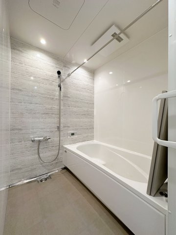 安佐南区上安1丁目No.Bの浴室|浴室乾燥機気付き1坪タイプの浴室☆
ユニットバスは、気密性にも優れています。そのため、冬場でもお湯が冷めにくく、暖かい空間を維持することができます。