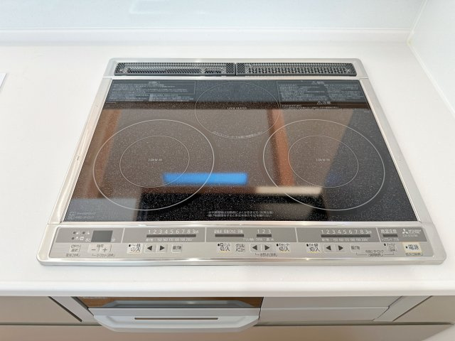 安佐南区上安1丁目No.Bのキッチン|IHクッキングヒーター☆
火が出ないために安全性も高いと考えられます。 さらに、安定した加熱管理制御が容易に行えるため、素材を均一に加熱する料理やスープなどの液体の加熱に適しています♪