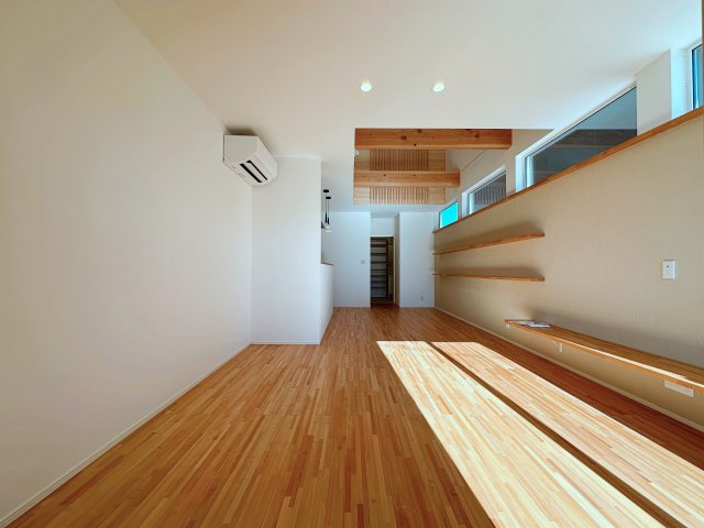 安佐南区上安1丁目No.Bの居間・リビング|19帖の広々としたリビング☆
完成済のため365日ご案内可能♪
「今日見たい」にも対応します！