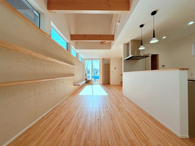 安佐南区上安1丁目No.Bの居間・リビング|19帖の広々としたリビング☆
オリジナル木材を使用した注文住宅のようなおしゃれな内装です♪