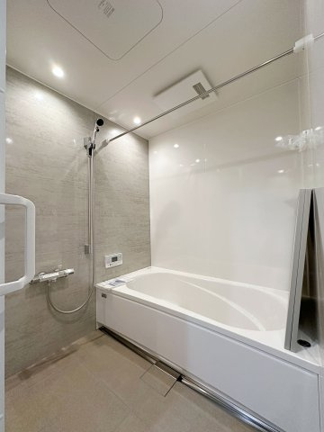 安佐南区上安1丁目No.Cの浴室|浴室乾燥機気付き1坪タイプの浴室☆
ユニットバスは、気密性にも優れています。そのため、冬場でもお湯が冷めにくく、暖かい空間を維持することができます。