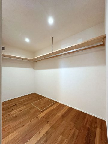 安佐南区上安1丁目No.Cの収納|4.375帖の主寝室はたくさん収納できるウォークインクローゼットです♪