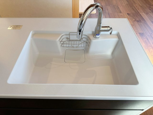 安佐南区上安1丁目No.Cのキッチン|タッチレス水栓に人造大理石シンク☆
タッチレス水栓のため、手をかざすだけで水の出止ができ、毎日の家事を楽にしてくれます☆さらにシンクも人造大理石で汚れが落ちやすくお手入れも簡単です♪