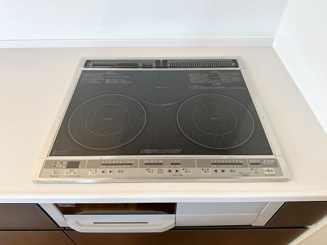 安佐南区上安1丁目No.Cのキッチン|IHクッキングヒーター☆
火が出ないために安全性も高いと考えられます。 さらに、安定した加熱管理制御が容易に行えるため、素材を均一に加熱する料理やスープなどの液体の加熱に適しています♪