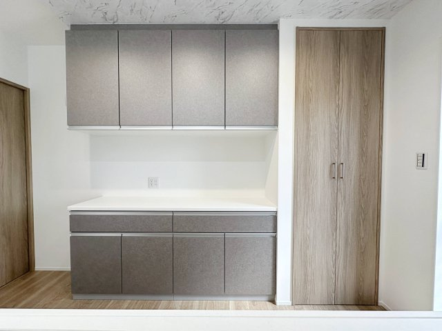 安佐南区上安7丁目 No.10の収納|収納力のある大型カップボード☆
備え付けで耐震性が高く、地震の際の中身落下防止機能があります♪
また、パントリーもあるためキッチン周りをすっきりと片付けることができます☆