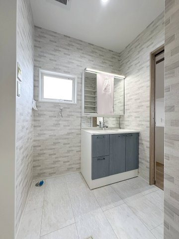 安佐南区上安7丁目 No.10の洗面所|シャワー付き洗面化粧台☆
洗面台にシャワー機能が付いたもので、シャンプーなども行える多機能洗面台です。また、顔や手を洗うためだけではなく、シャワー付き洗面台を使えば手洗い洗濯などでも利用できます♪