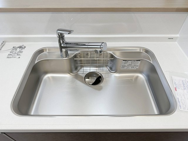 安佐南区上安7丁目 No.10のキッチン|浄水機能付きステンレスシンク☆
ステンレスシンクは傷や汚れに強く、お手入れも簡単で使いやすいです♪
さらにワンタッチで浄水に切り替えができる為とても便利です！