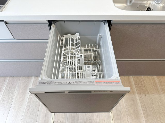 安佐南区上安7丁目 No.10のキッチン|4人から5人分の食器洗浄乾燥機☆
水道代の節約にもなり、家事の時短もできる優れ物です♪
スライド式で上から全体が見えるため食器の出し入れもスムーズです♪