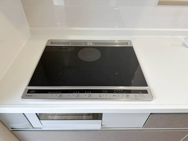 安佐南区上安7丁目 No.10のキッチン|IHクッキングヒーター☆
火が出ないために安全性も高いと考えられます。 さらに、安定した加熱管理制御が容易に行えるため、素材を均一に加熱する料理やスープなどの液体の加熱に適しています♪