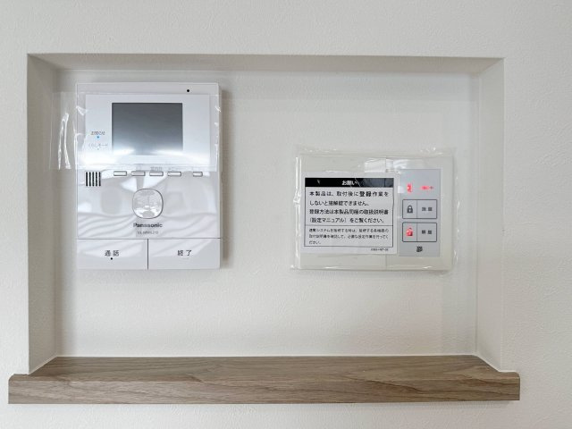 安佐南区上安7丁目 No.10の防犯設備|ドアホン☆
来客があったとき、室内からカメラやマイクを使って相手や用件を確認できます。相手を事前に確認することができ、訪問販売対策や防犯面でも役に立つアイテムです♪