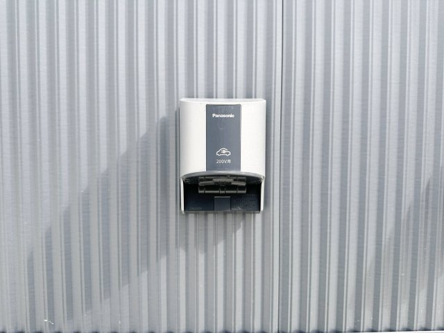安佐南区上安7丁目 No.10の設備|EV車用電源コンセント☆
日本国内でも、2030年代半ば頃を目標に、新車販売を全て電気自動車にすることが出来るように調整されているとも言われ、この先の環境変化に対応できるように設置されています。