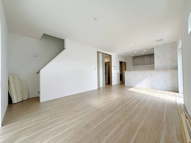 安佐南区上安7丁目 No.10の居間・リビング|18.25帖の広々としたリビング☆
完成済のため365日ご案内可能♪
「今日見たい」にも対応します！