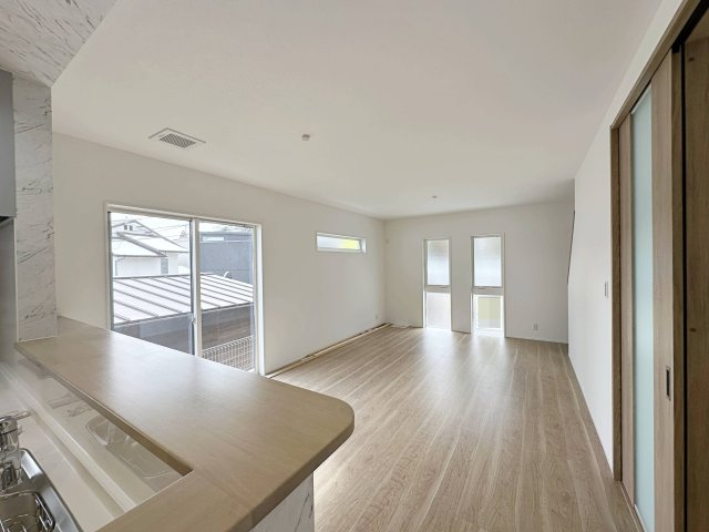 安佐南区上安7丁目 No.10の居間・リビング|18.25帖の広々としたリビング☆
キッチンからはリビング全体を見渡せます♪