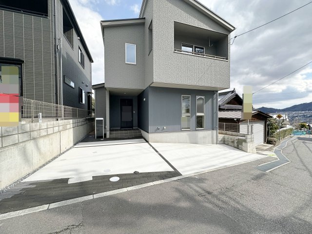 安佐南区上安7丁目 No.10の駐車場|車は車種により並列3台まで駐車可能☆
広い駐車スペースは来客時も安心です♪