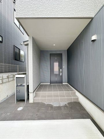 安佐南区上安7丁目 No.10の玄関|宅配ボックス付き玄関ポーチ☆
屋根も付いており、雨が降っても濡れる心配はありません♪