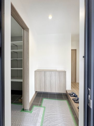 安佐南区上安7丁目 No.10の玄関|玄関ホールは開放的でとても明るいです☆
シューズボックスはロータイプのため、玄関が広く開放的になり、上に小物などを置いてオシャレに飾る事ができます♪