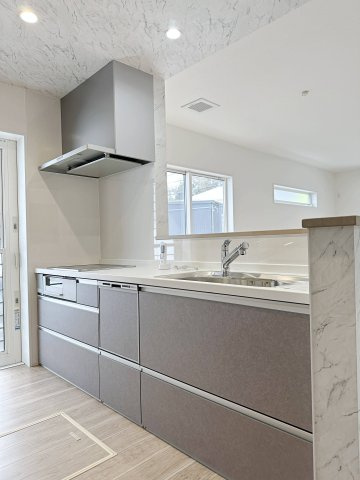 安佐南区上安7丁目 No.10のキッチン|人造大理石天板使用のシステムキッチン☆
人造大理石天板は水垢が付きにくく汚れが落ちやすいのでお手入れも楽ちんです♪