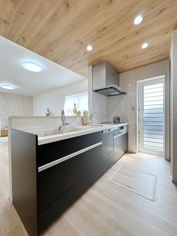 安佐南区長楽寺1丁目 No.3のキッチン|人造大理石天板使用のシステムキッチン☆
人造大理石天板は水垢が付きにくく汚れが落ちやすいのでお手入れも簡単です♪