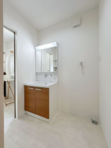 安佐南区長楽寺1丁目 No.3の独立洗面台|シャワー付き洗面化粧台☆
洗面台にシャワー機能が付いたもので、シャンプーなども行える多機能洗面台です。また、顔や手を洗うためだけではなく、シャワー付き洗面台を使えば手洗い洗濯などでも利用できます♪