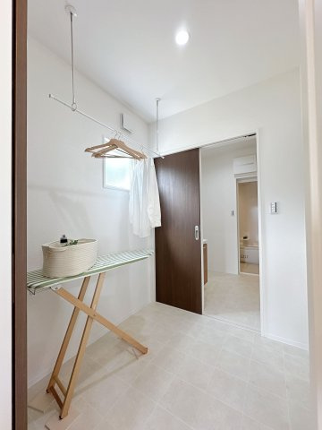 安佐南区長楽寺1丁目 No.3の洗面所|1階ランドリールーム☆
洗濯機のすぐ横のスペースで洗濯物も簡単に干すことができます♪
収納スペースとしても大活躍です♪