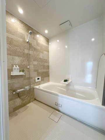 安佐南区長楽寺1丁目 No.3の浴室|1坪タイプの浴室☆
ユニットバスは、気密性にも優れています。そのため、冬場でもお湯が冷めにくく、暖かい空間を維持することができます。