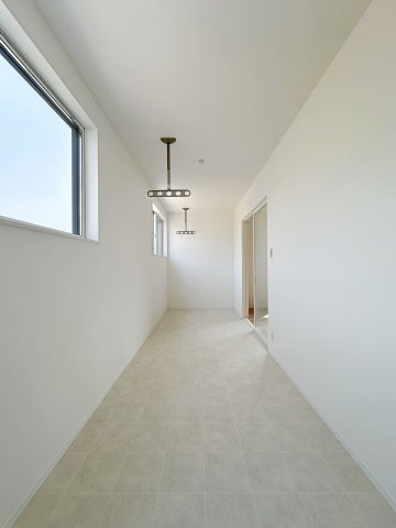 安佐南区長楽寺1丁目 No.3のバルコニー|大人気のサンルーム☆
天気や花粉、虫などを気にせずに洗濯物が干せます♪