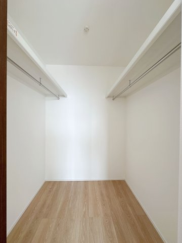 安佐南区長楽寺1丁目 No.3の収納|全居室収納☆
6帖洋室のウォークインクローゼットです♪