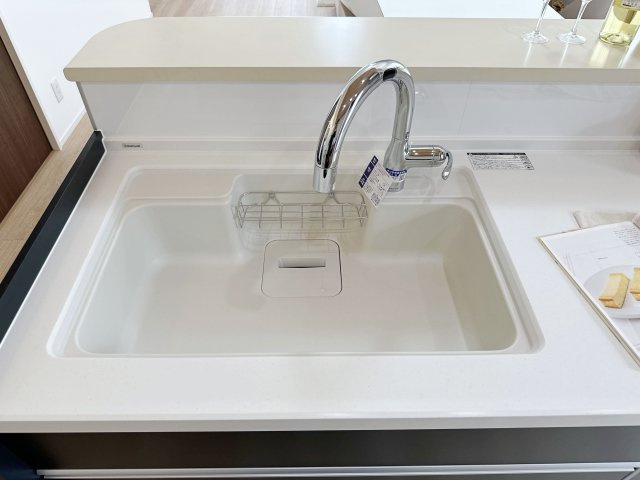 安佐南区長楽寺1丁目 No.3のキッチン|浄水機能付き水栓に人造大理石シンク☆
人造大理石のためシンクに水垢や汚れが付きにくく、いつも綺麗なキッチンになります♪
更にタッチレス水栓で洗い物もはかどります♪